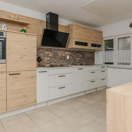 House Loncar Vir