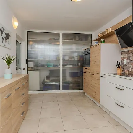 House Loncar Feriehus Vir